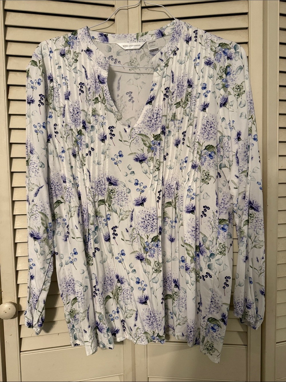 King Universal White Floral Pintuck Top - Blue & Green Blooms